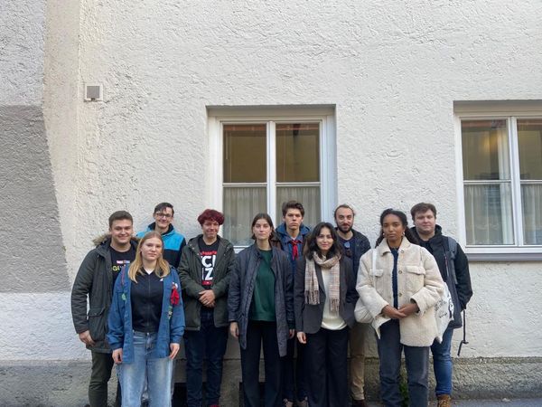 Stolpersteine reinigen in der Stadt Salzburg am 09.11.2023